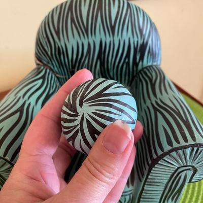 Cerri Art Doll Pouppe Millet on Blue Striped Chair