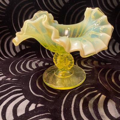 Art Deco Northwood Uranium Ruffle and Raised Dot Glass Dish