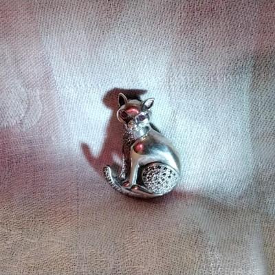 Vintage Beautiful Marcasite Ruby Eyed Cat 925 Brooch