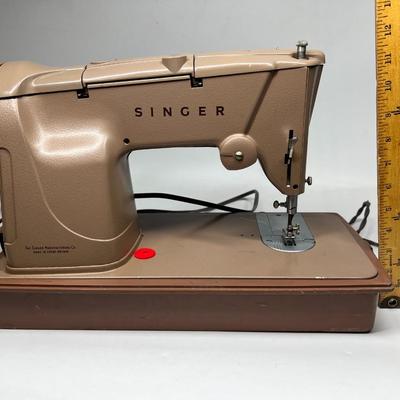 Vintage Singer ZigZag Sewing Crafting Machine with Foot Pedal