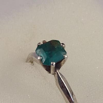 14K Gold Emerald Stone Solitaire Ring 2.2 grams Size 8