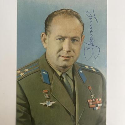 Soviet cosmonaut Alexei Leonov signed postcard 