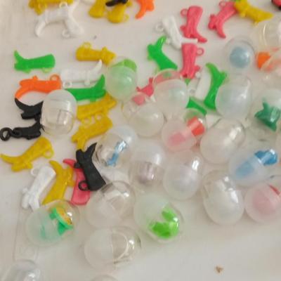 LOT 161    LARGE LOT OF VINTAGE GUMBALL TOYS