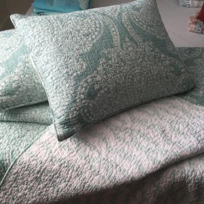 1175 Full Size Bedspread & Matching Pillows with Shams