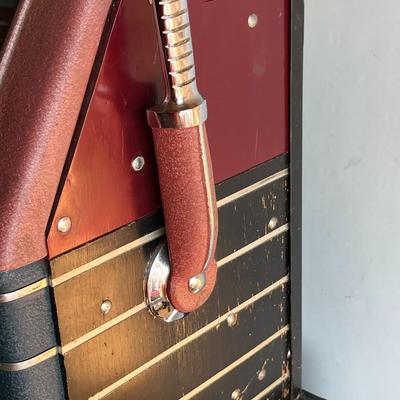 MILLS  HIGH TOP 1947 SLOT MACHINE. WITH METAL STAND. WORKING.