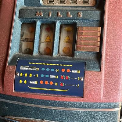 MILLS  HIGH TOP 1947 SLOT MACHINE. WITH METAL STAND. WORKING.