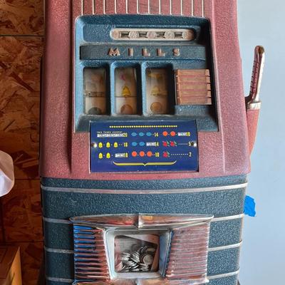 MILLS  HIGH TOP 1947 SLOT MACHINE. WITH METAL STAND. WORKING.