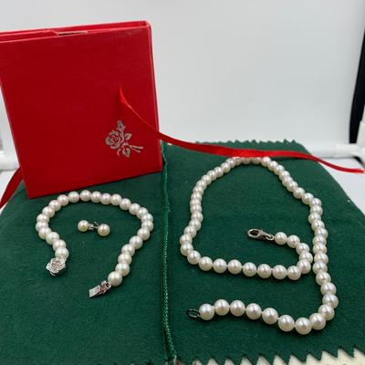 Pearl necklace, bracelet, and earring set