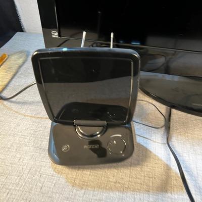 TV Magnavox with Remote and Antenna Included