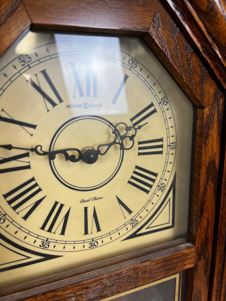 Howard Miller Battery Operated Oak Clock Dual Chime.