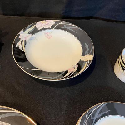 Mikasa Fine China Charisma Black Service for 12+