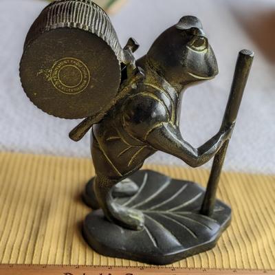 WHIMSICAL FROG STANDING ON LEAF HOLDING WALKING STICK W/ CLOCK ON BACK