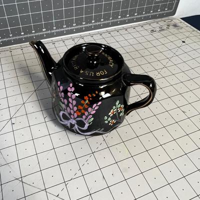 World War II Tea Pot Lid says, " For USA, Britain and Democracy" 