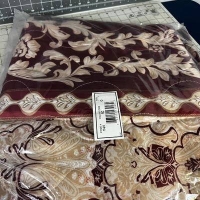 Queen Size Bedspread with 2 Std Size Pillow Cases