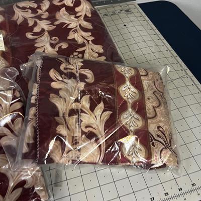 Queen Size Bedspread with 2 Std Size Pillow Cases