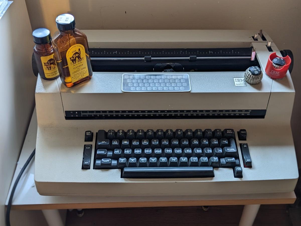 IBM SELECTRIC II BEIGE/BROWN CORRECTING ELECTRIC TYPEWRITER