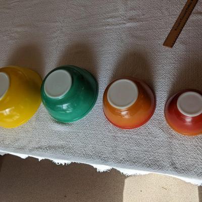 Set of 4 Pyrex Vintage Mixing Bowls, Exc Condition