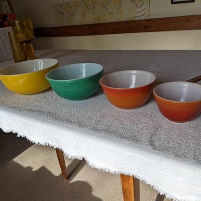 Set of 4 Pyrex Vintage Mixing Bowls, Exc Condition