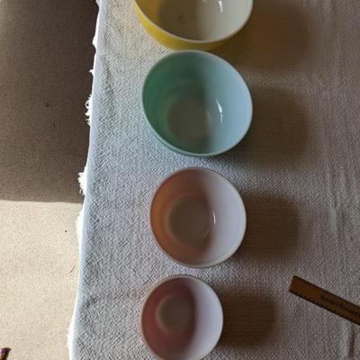 Set of 4 Pyrex Vintage Mixing Bowls, Exc Condition