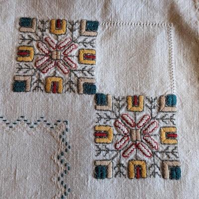 Beautiful MCM Hand Stitched Table Linen and 4 Napkins