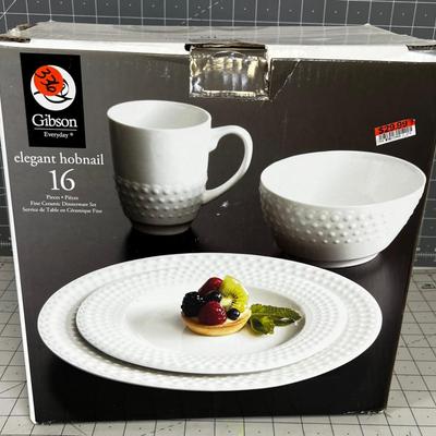 Gibson Elegant Hobnail 16-piece NEW Dinner Set