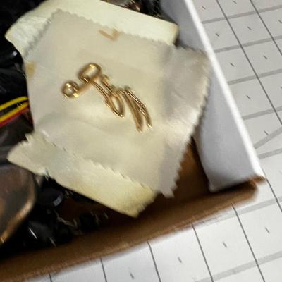 Tray of Vintage Jewelry 