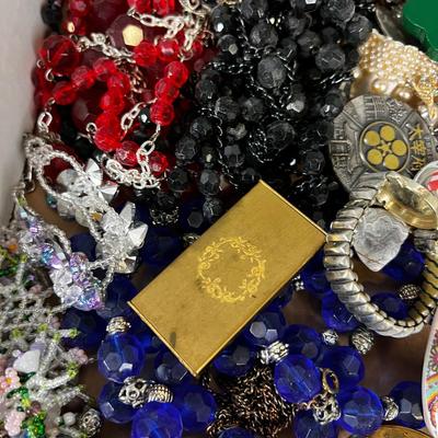Tray of Vintage Jewelry 