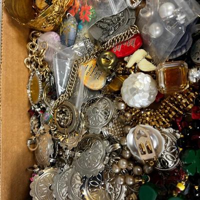 Tray of Vintage Jewelry 