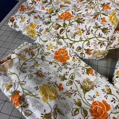 Vintage Queen Size Sheets, 1 Fitted, 2 flat and 3 pillow cases