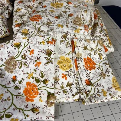 Vintage Queen Size Sheets, 1 Fitted, 2 flat and 3 pillow cases