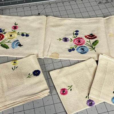 Embroidered Bridge Set Table Cloth plus cute Napkins; Purple, pink, yellow Daisy 