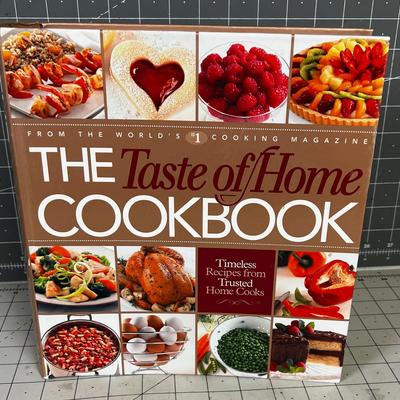 Taste of Home Cook Book Like NEW