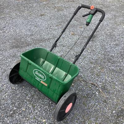 120 Scotts AccuGreen 3000 Push Seeder | EstateSales.org