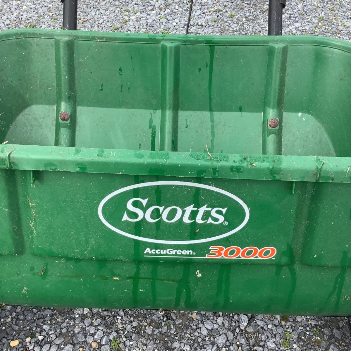120 Scotts AccuGreen 3000 Push Seeder