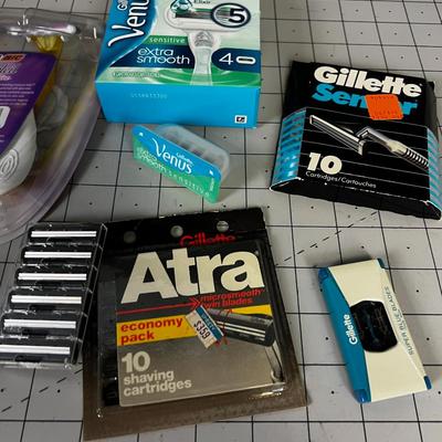 Mixed Lot of Razors and Razor Blades 