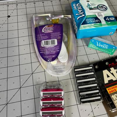 Mixed Lot of Razors and Razor Blades 
