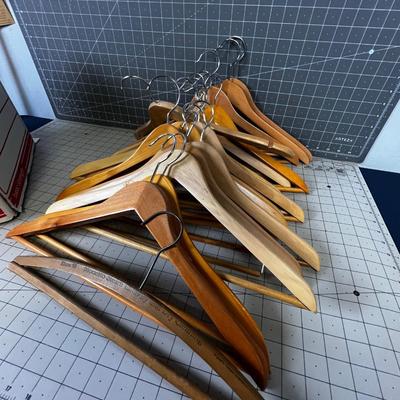 20 WOOD HANGERS