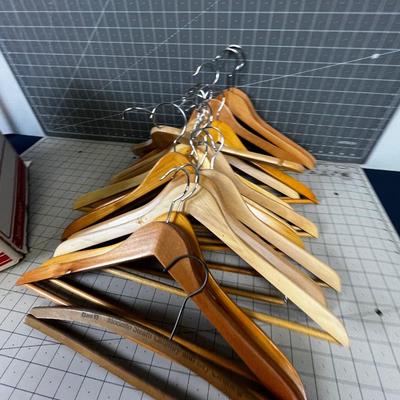 20 WOOD HANGERS