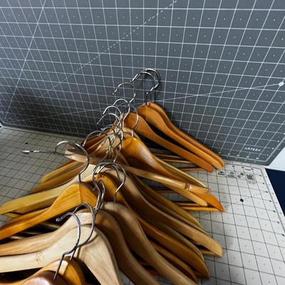 20 WOOD HANGERS