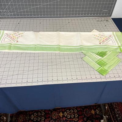 Table Cloth and 4 Napkins, Vintage Un-used Embroidered 