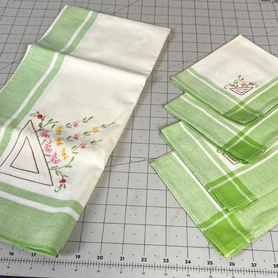 Table Cloth and 4 Napkins, Vintage Un-used Embroidered 
