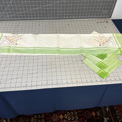 Table Cloth and 4 Napkins, Vintage Un-used Embroidered 