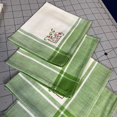 Table Cloth and 4 Napkins, Vintage Un-used Embroidered 