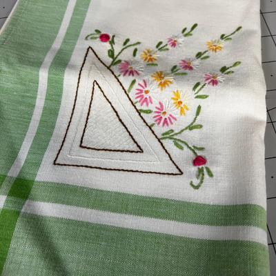 Table Cloth and 4 Napkins, Vintage Un-used Embroidered 