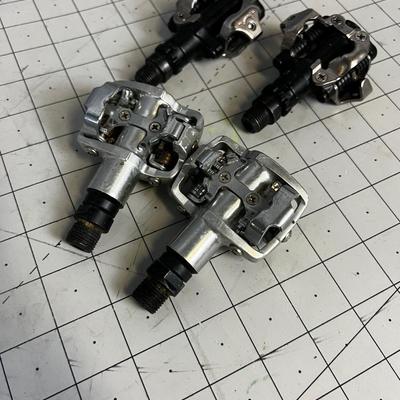 2 Bike Pedals Shimano GT 