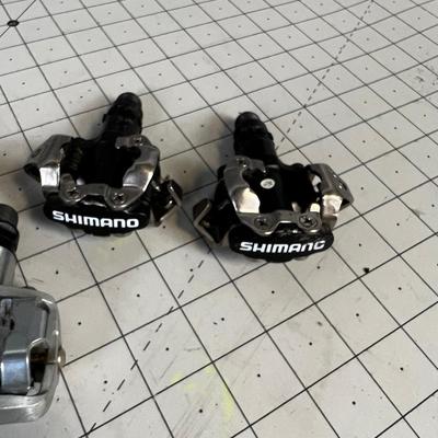 2 Bike Pedals Shimano GT 