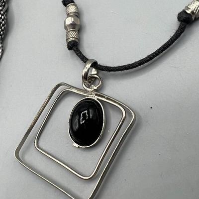 Modern Women Jewelry Pendant Necklace & Intertwined Necklace