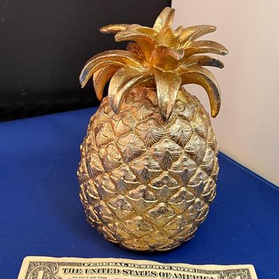 PINEAPPLE FIGURAL TABLE DECORATION