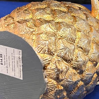 PINEAPPLE FIGURAL TABLE DECORATION