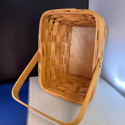 WOVEN BASKET WITH HANDLE